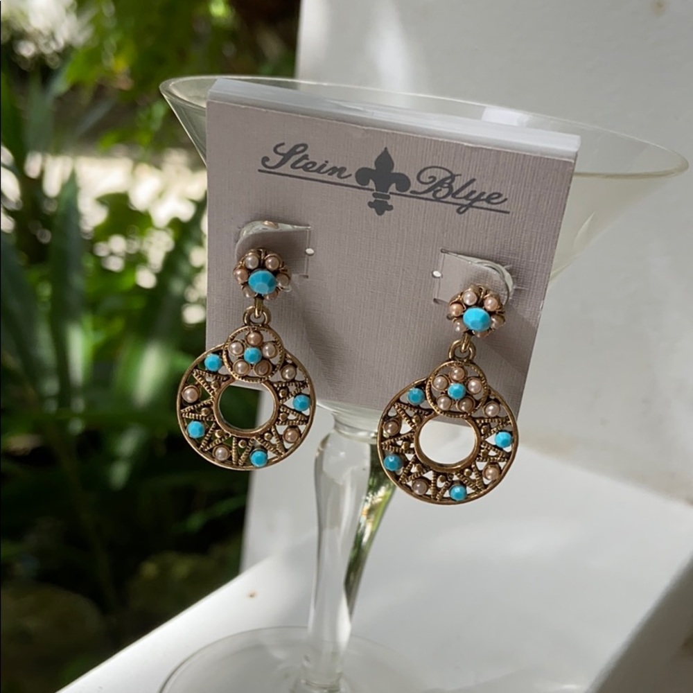 STEIN BLYE
STATEMENT DANGLE EARRINGS